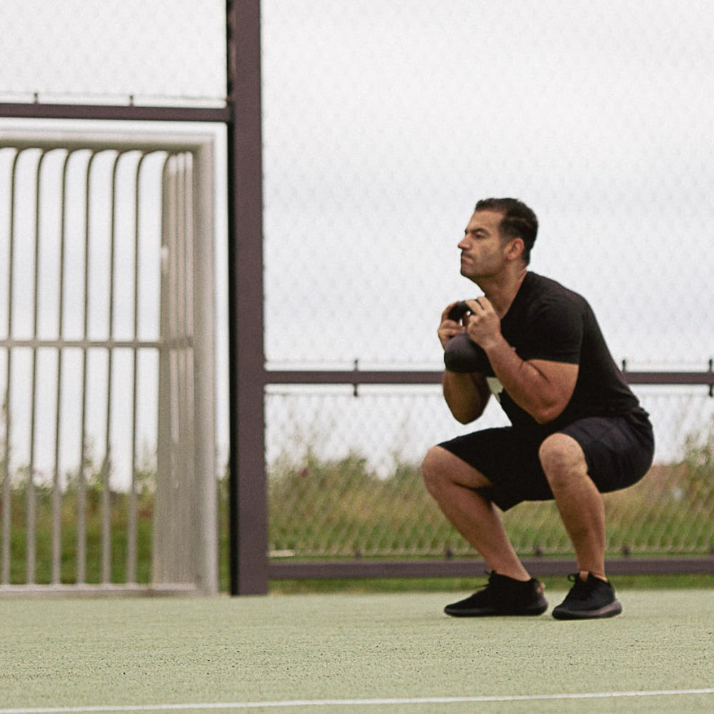 Reza Mehman beim Training mit Kettlebells